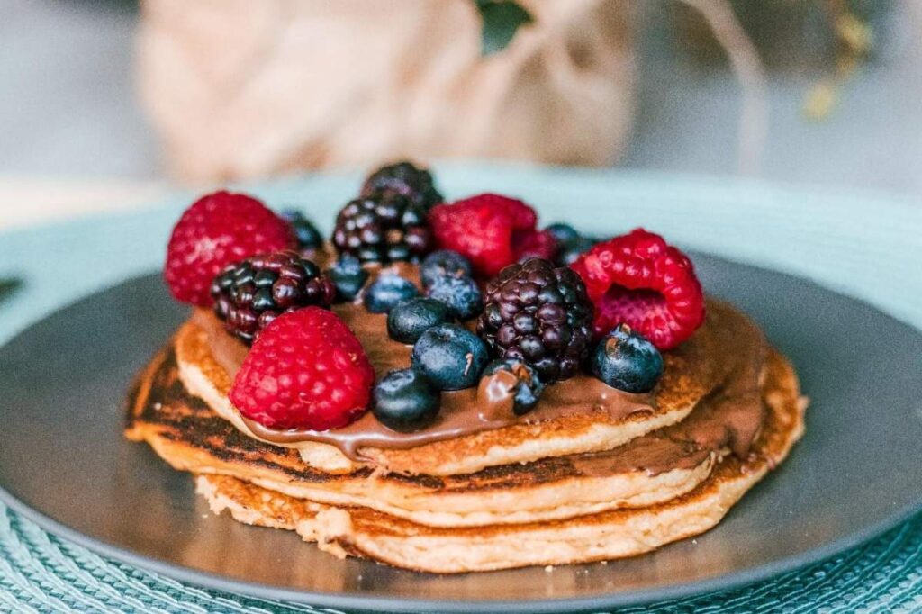 pancakes aux fruits rouge et au cbd